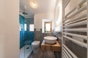 Shower, hair dryer, towels, soap - Vrbo Property (Prato)