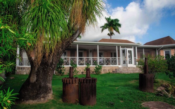 Villa de lujo, vista parcial al mar | Exterior