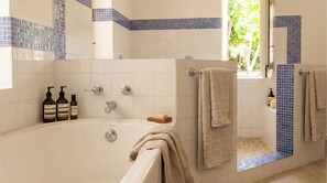 Biệt thự Cao cấp, quang cảnh một góc biển | Phòng tắm | Máy sấy tóc, khăn tắm, xà phòng, dầu gội 
