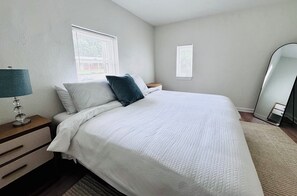 Iron/ironing board, WiFi, bed sheets - Cozy Colorful Cottage, 2 Kings, Grill, Patio, Backyard (State College)