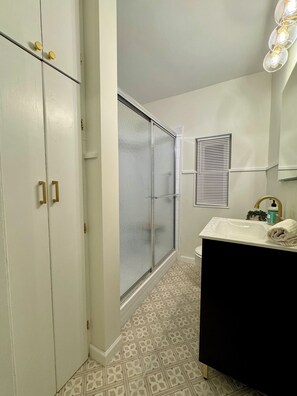 Shower, hair dryer, towels, soap - Cozy Colorful Cottage, 2 Kings, Grill, Patio, Backyard (State College)