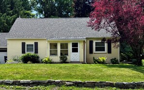 Exterior - Cozy Colorful Cottage, 2 Kings, Grill, Patio, Backyard (State College)