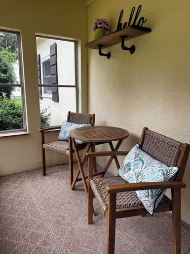 Cozy Colorful Cottage, 2 Kings, Grill, Patio, Backyard