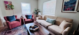 Cozy Colorful Cottage, 2 Kings, Grill, Patio, Backyard