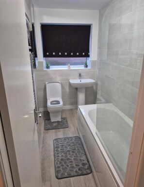 Bathroom - Conveniently located two bed ground floor apartment (Southport)