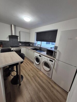 Private kitchen - Conveniently located two bed ground floor apartment (Southport)