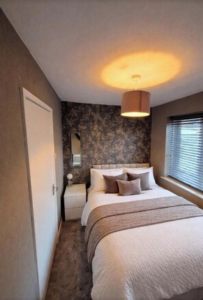 Room - Conveniently located two bed ground floor apartment (Southport)