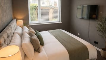 2 bedrooms, travel crib, WiFi (free), bed sheets