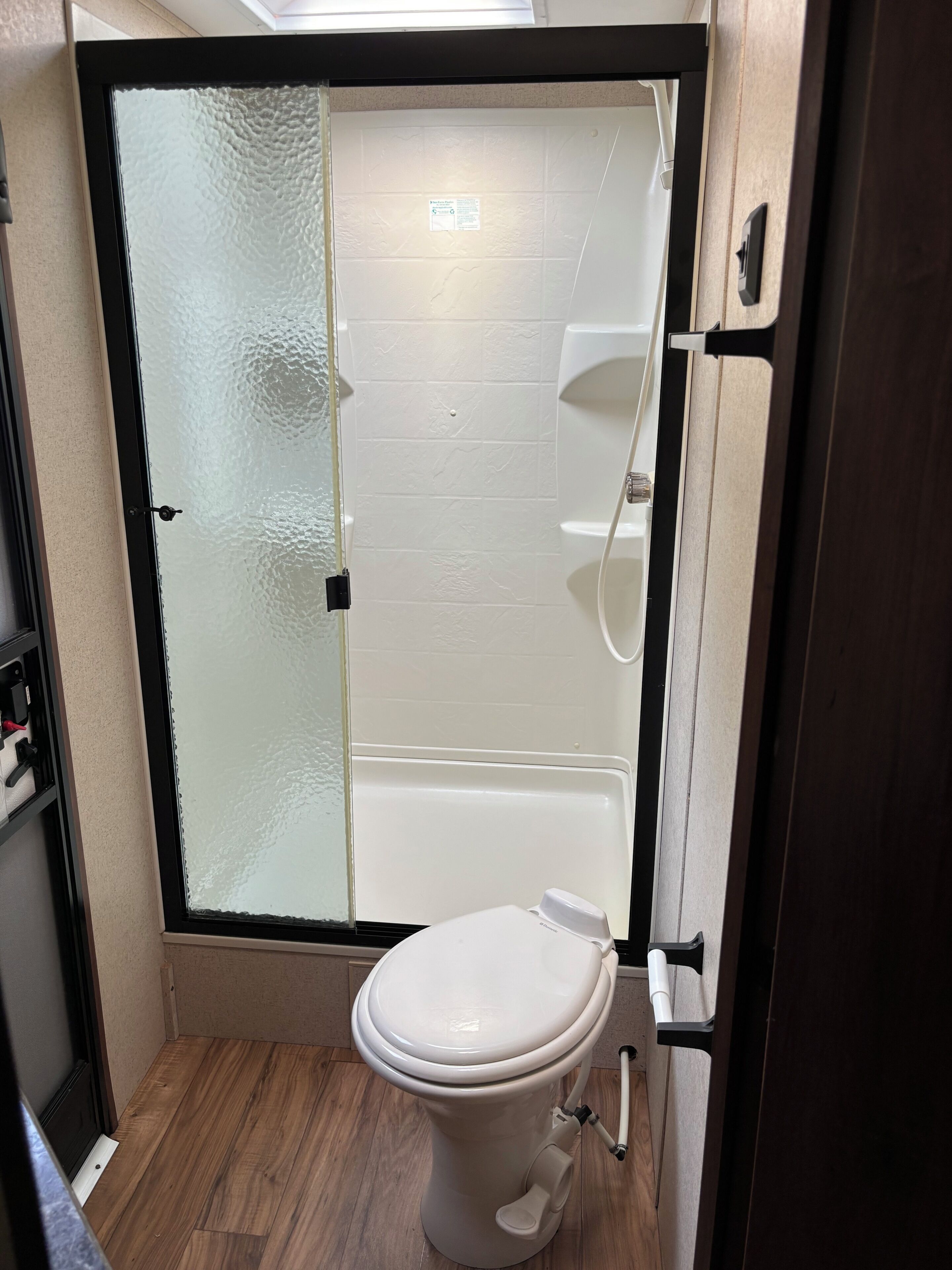 Douche, serviettes fournies, savon, papier toilette