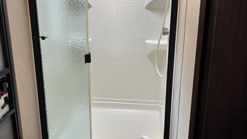 Douche, serviettes fournies, savon, papier toilette