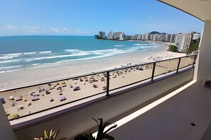 Varanda com vista para a praia e o horizonte da cidade.