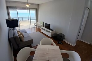 Departamento Deluxe, balcón, vista a la playa | Área de sala de estar