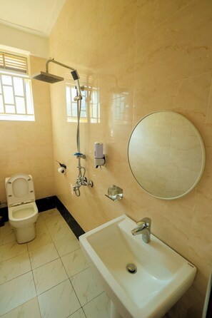 ห้องดับเบิล, ระเบียง, วิวสวน | ห้องน้ำ | ฝักบัว, ผ้าเช็ดตัว