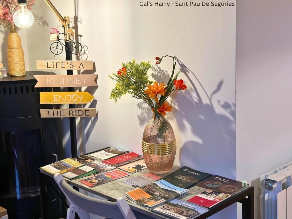 Ein Tisch mit einem Blumenstrauß und einer Broschürenauslage.