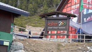 A wooden sign with 'vallter 2020' and 'ESTACIÓ DESOUL | MUNTANYA' text. - A Cozy Wooden Duplex casa Ski Retreat| 2BR,2BA in a Peaceful Town near Camprodón (Sant Pau de Segúries)