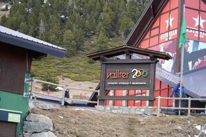 En träskylt med texten ”vallter 2020” och ”ESTACIÓ DESOUL | MUNTANYA”.