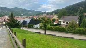 A residential area with houses, a paved road, and a grassy area. - A Cozy Wooden Duplex casa Ski Retreat| 2BR,2BA in a Peaceful Town near Camprodón (Sant Pau de Segúries)