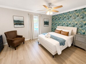 Travel cot, WiFi, bed sheets - Fully Renovated Beach Retreat Townhome! (Panama City Beach)
