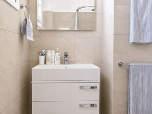 Een douche, een haardroger, handdoeken, zeep