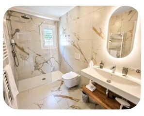 Bathroom - Vrbo Property (Saint-Raphaël)