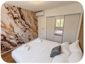 Room - Vrbo Property (Saint-Raphaël)