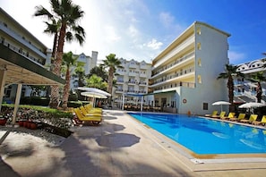 Outdoor pool, pool umbrellas, pool loungers - Malibu Garden Resort (Kiriş)