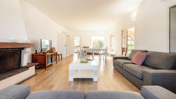 Living area - Cabanas Jardim da Ria: a private home with a large garden, a pool, and views of the estuary (Tavira)