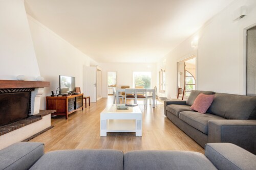 Cabanas Jardim da Ria: a private home with a large garden, a pool, and views of the estuary
