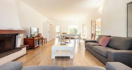 Cabanas Jardim da Ria: a private home with a large garden, a pool, and views of the estuary