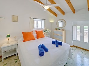 Iron/ironing board, Internet, bed sheets - Vrbo Property (Jávea)