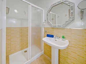 Hair dryer, towels, soap, toilet paper - Vrbo Property (Jávea)