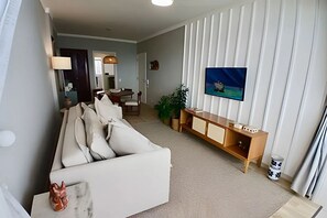 Departamento Deluxe, balcón, vista a la playa | Área de sala de estar