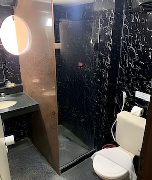 Apartamento básico | Banheiro | Chuveiro, toalhas de banho