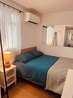 Bureau, fer et planche à repasser, Wi-Fi gratuit, draps fournis