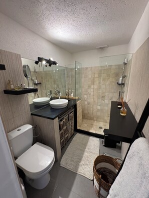 Shower, hair dryer, towels, soap - Vrbo Property (Saint Barthélemy)