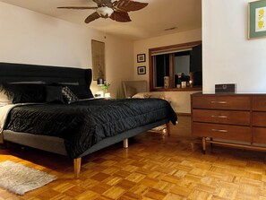 4 bedrooms, iron/ironing board, WiFi, bed sheets - Spacious 4-bedroom house in northern Westchester with sweeping views (Montrose)