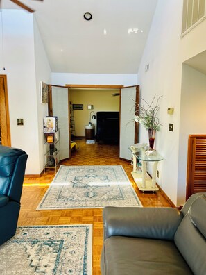 Smart TV - Spacious 4-bedroom house in northern Westchester with sweeping views (Montrose)