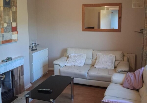 North Dublin 2-bed House, Sleeps 4 - Dublin