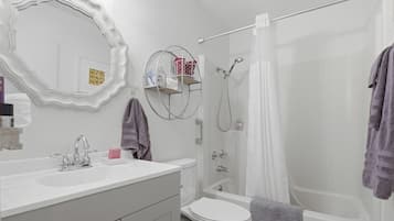 ヘアドライヤー、タオル、石鹸、トイレットペーパー