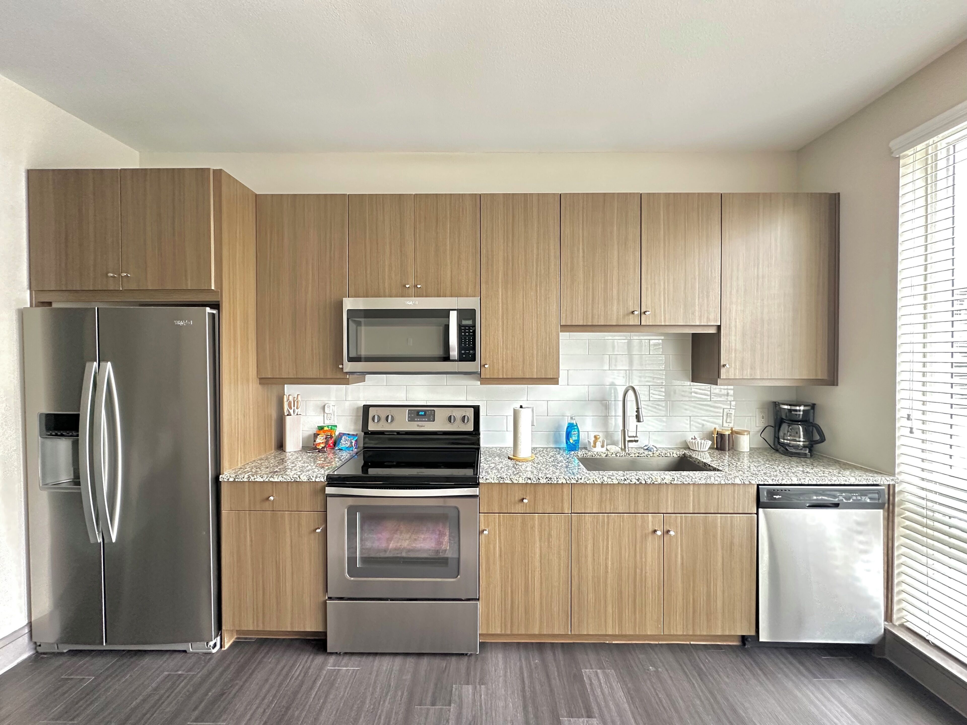 Coffee/tea maker, fridge, microwave, oven