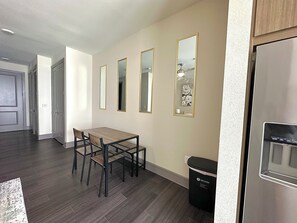 Dining - Luxury Studio Apartment - 10 mins from Downtown (Houston)