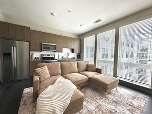 Living area - Luxury Studio Apartment - 10 mins from Downtown (Houston)