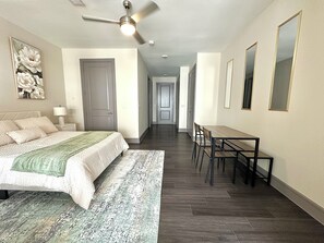 WiFi, bed sheets - Luxury Studio Apartment - 10 mins from Downtown (Houston)