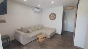 Living area - L'Ecrin du Sud 4 pers à 100m du camp naturiste (Agde)