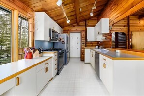 Private kitchen - Spacious Lakeside Home with Firepit, Wraparound Deck, Kayaks & Gym (Anchorage)