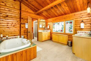 Bathroom - Spacious Lakeside Home with Firepit, Wraparound Deck, Kayaks & Gym (Anchorage)