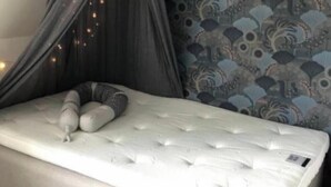 4 bedrooms, iron/ironing board, WiFi, bed sheets - Beautiful 4-bedroom home with parking and a garden (Vällingby)