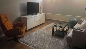 Living area - Beautiful 4-bedroom home with parking and a garden (Vällingby)