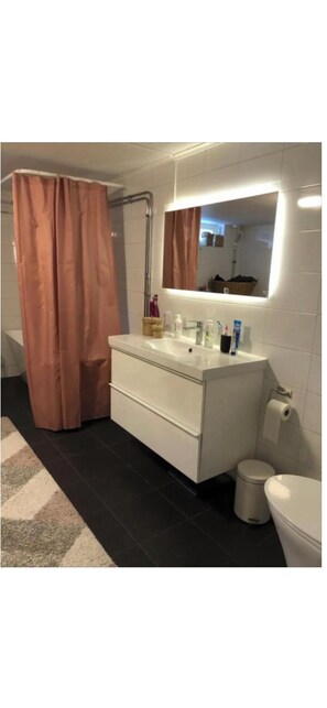 Shower, hair dryer, towels, soap - Vrbo Property (Vällingby)