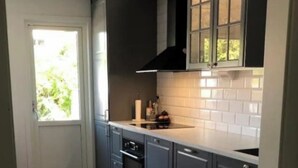 Private kitchen - Beautiful 4-bedroom home with parking and a garden (Vällingby)